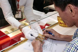 SJC-branded gold bullion is sold at 3,069 USD per tael on June 4. (Photo: VNA)