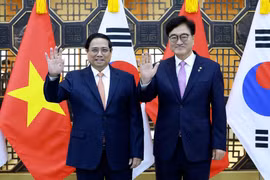 Prime Minister Pham Minh Chinh and Speaker of the National Assembly of the Republic of Korea (RoK) Woo Won-shik (Photo: VNA)