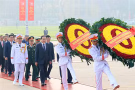 Leaders and former leaders of the Party, State, National Assembly, Government, and the Vietnam Fatherland Front Central Committee pay tribute to President Ho Chi Minh on October 10. (Photo: VNA)