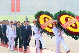 Leaders and former leaders of the Party, State, National Assembly, Government, and the Vietnam Fatherland Front Central Committee pay tribute to President Ho Chi Minh on October 10. (Photo: VNA)