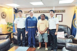 Allan Maglangit (yellow T-shirt), 51 years old was rescued by a Vietnamese fishing vessel in the area about 15 nautical miles off Thi Tu island. (Photo: VNA)