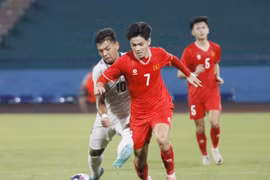 Vietnamese football players try to put pressure on their opponents but spurned chances to break the duck. (Photo: VNA)