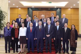 Party General Secretary To Lam (centre, front row) receives international scientists and experts who are in Vietnam to attend the 4th VinFuture Prize awarding ceremony. (Photo: VNA)