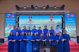 Vietnamese and Lao delegates to the conference held in Kon Tum province on December 6 (Photo: VNA)