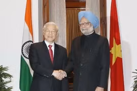 Party General Secretary Nguyen Phu Trong (L) and Indian Prime Minister Manmohan Singh in New Delhi on November 20, 2013. (Photo: VNA)