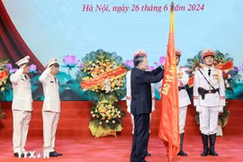 President To Lam presents the second-class Feat of Arms Order to the force. (Photo: VNA)