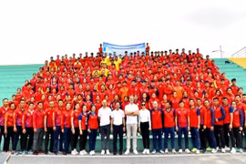 French Ambassador to Vietnam Olivier Brochet has visited Vietnamese rowers and canoeists in Hai Phong city. (Photo: tdtt.gov.vn)