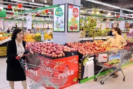 Consumers shop at a Winmart supermarket in Hanoi. (Photo: VNA)