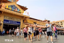 Foreign visitors at Binh Tay market, HCM City (Photo: VNA)