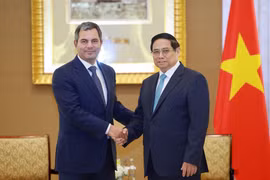 PM Pham Minh Chinh (R) shakes hands with Chairman of Prime Group Tamer Wagih Salem on October 27. (Photo: VNA)