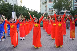 The women dance to the tunes of the “Nguoi Ha Noi (Hanoi people)”, “Tien ve Ha Noi” (Marching to Hanoi), and “Ha Noi nhung cong trinh” (Hanoi’s construction works)” songs. (Photo: VNA)