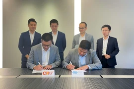 The signing ceremon of a MoU on commodity logistics cooperation between the Mercantile Exchange of Vietnam and CWT International Limited on December 5 (Photo: VNA)