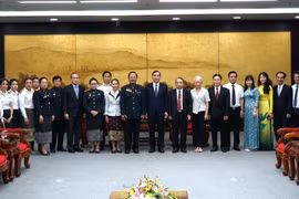 Chairman of the Da Nang People's Committee Le Trung Chinh receives a delegation from the People's Court of central Laos. (Photo: VNA)