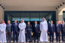 Prime Minister Pham Minh Chinh, his spouse, and the high-level Vietnamese delegation visit Qatar Energy-invested Ras Laffan industrial city on November 1. (Photo: VNA)