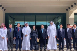 Prime Minister Pham Minh Chinh, his spouse, and the high-level Vietnamese delegation visit Qatar Energy-invested Ras Laffan industrial city on November 1. (Photo: VNA)