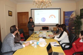 Nguyen Bich Diep (standing), a BVA representative, shares her experience in doing business and living in Vietnam. (Photo: VNA)
