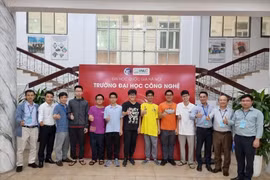 All seven members of the Vietnamese team to the 18th Asia-Pacific Informatics Olympiad win medals (Photo: VNA)