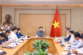 Deputy Prime Minister Tran Hong Ha on October 7 chairs a meeting on the completion of a draft project on establishing and developing a compliance carbon market in Vietnam. (Photo: VNA)