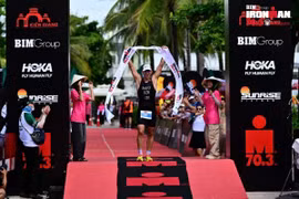 Anfrey Sharipov from Uzbekistan becomes the champion of the 2024 BIM Group IRONMAN 70.3 Phu Quoc. (Photo: VOV)