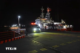 The Philippine fisherman is brought onshore for further treatment. (Photo: VNA)