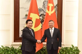 Nguyen Xuan Thang, Politburo member, Chairman of the Central Theoretical Council, and President of the Ho Chi Minh National Academy of Politics (L) and Li Shulei, Politburo member, Secretary of the CPC Central Committee’s Secretariat, and head of the Publicity Department of the CPC Central Committee (Photo: VNA)