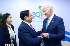 PM Pham Minh Chinh (L) and US President Joe Biden in a brief meeting on the sidelines of the G20 Summit in Rio de Janeiro. (Photo: VNA)