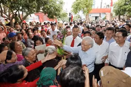 Party General Secretary Nguyen Phu Trong meets with residents in Thuong Dien village, Vinh Quang commune, Hai Phong city's Vinh Bao district on November 15, 2017. (Photo: VNA)