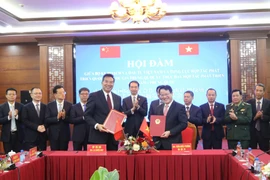 The Vietnamese Ministry of Planning and Investment and the CIDCA sign a Memorandum of Understanding to enhance the pilot of the smart border gate. (Photo: VNA)