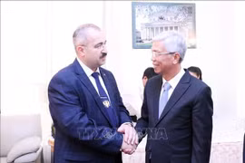 Vice Chairman of the municipal People’s Committee Vo Van Hoan (R) and Russian Consul General Sadykov Timur Sirozhevich (Photo: VNA)