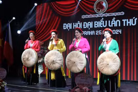 A love duet singing performance at the fourth congress of the Vietnamese Cultural and Art Association in the Czech Republic (Photo VNA)