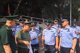 Vietnamese and Chinese authorities complete procedures to send four illegal Chinese migrants home. (Photo: VNA)