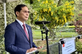 Foreign Minister Bui Thanh Son speaks as he pays tribute to President Ho Chi Minh at his statue in Montreuil city. (Photo: VNA)