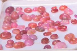 Gemstone market sparkles in Hanoi