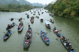 Huong Pagoda festival attracts crowds