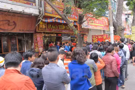 Vietnamese buy gold to mark God of Wealth Day