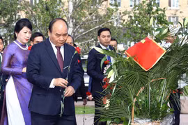 PM lays flowers at President Ho Chi Minh Monument in Moscow