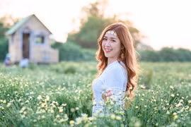 Hanoi ladies pose for photos with oxeye daisies