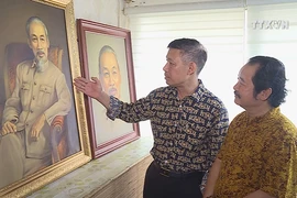 Artist and 2,000 portraits of President Ho Chi Minh