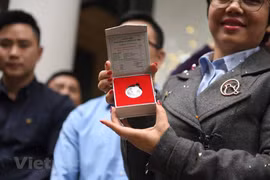 Silver coins celebrating DPRK-USA summit much sought after