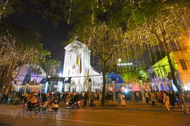 Joyful Christmas atmosphere in Hanoi