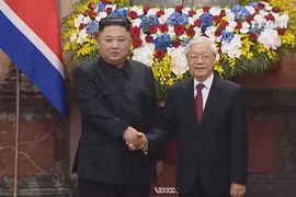 Top leader welcomes, holds talks with DPRK Chairman