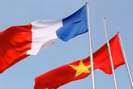 French PM pledges help to Vietnam in coping with climate change