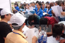 Young people register for job-Illustration photo by Duc Tho/VNA