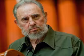 Vietnamese artist presents Cuban embassy with portrait of Fidel Castro