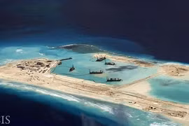  Vietnam opposes construction on rock islets in Hoang Sa, Truong Sa