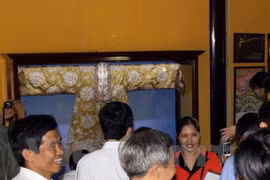 Traditional female costumes, personal belongings on display in Hue 