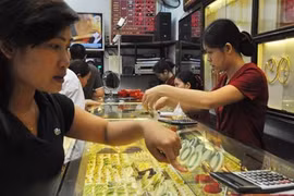 Gold prices fall, Vietnamese dong weakens