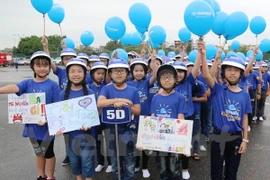 Safe helmets given to pupils in Hai Duong