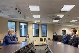 Vietnamese Embassy in US presents face masks to Maryland state