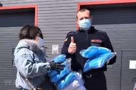 Overseas Vietnamese in Ukraine present face masks to Odessa's military hospital
